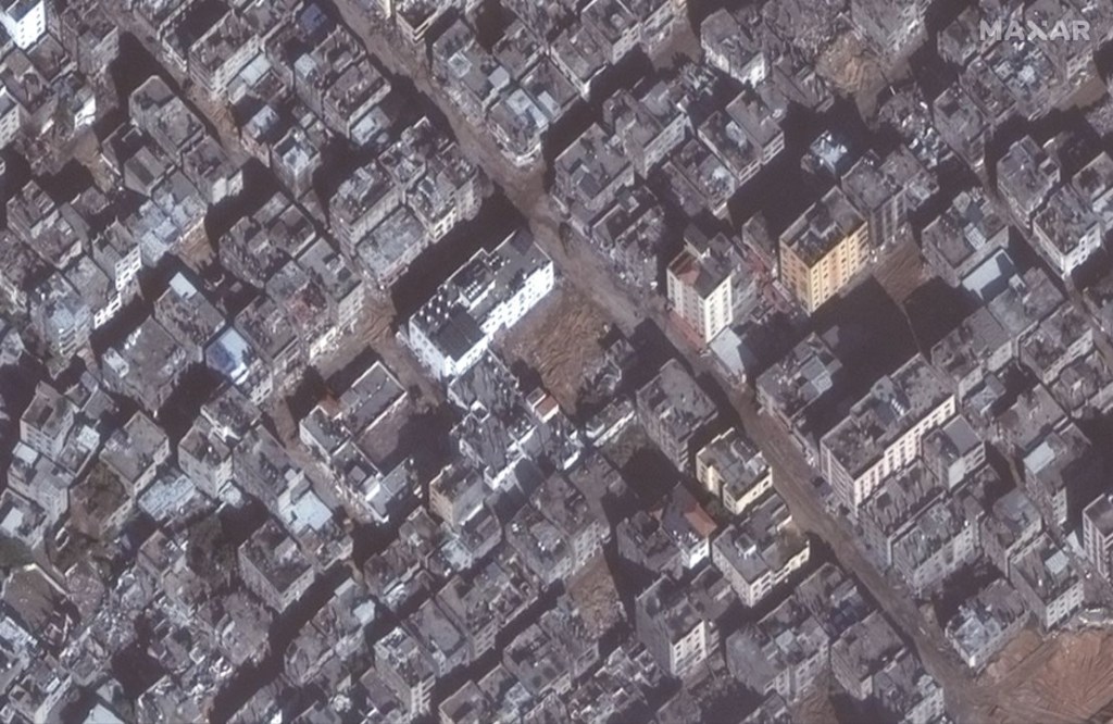 Imágenes satelitales del 15 de diciembre muestran los terrenos arrasados del hospital. (Crédito: Maxar Technologies)