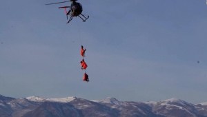 Así trasladan a renos en un helicóptero en Utah