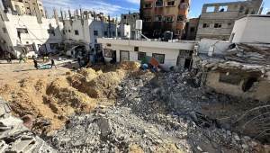 Vista de la destrucción en el exterior del hospital Kamal Adwan de Beit Lahia, Gaza, el 16 de diciembre. (Crédito: Mahmoud Sabbah/Anadolu/Getty Images)