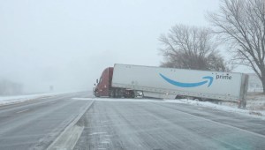 Camiones y autos quedaron varados por una intensa nevada
