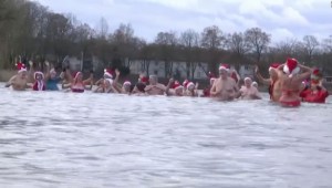 Nadar en aguas gélidas, una tradición navideña en Berlín