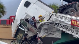 Bomberos rescatan a un conductor de un camión colgando