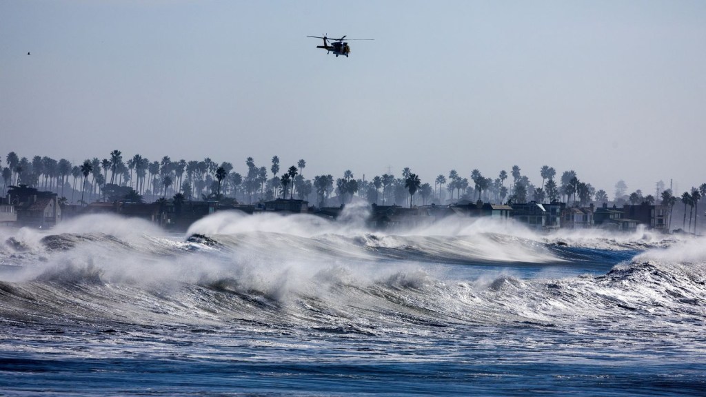 Un helicóptero patrulla la costa al sur del muelle de Ventura el 28 de diciembre de 2023. (Crédito: Brian van der Brug/Los Angeles Times/Getty Images)