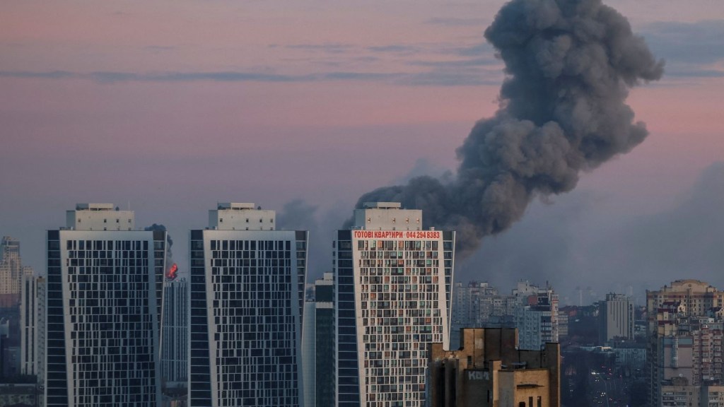 Se eleva el humo tras un ataque ruso con misiles y drones en Kyiv, Ucrania, el 29 de diciembre de 2023. (Crédito: Gleb Garanich/Reuters)