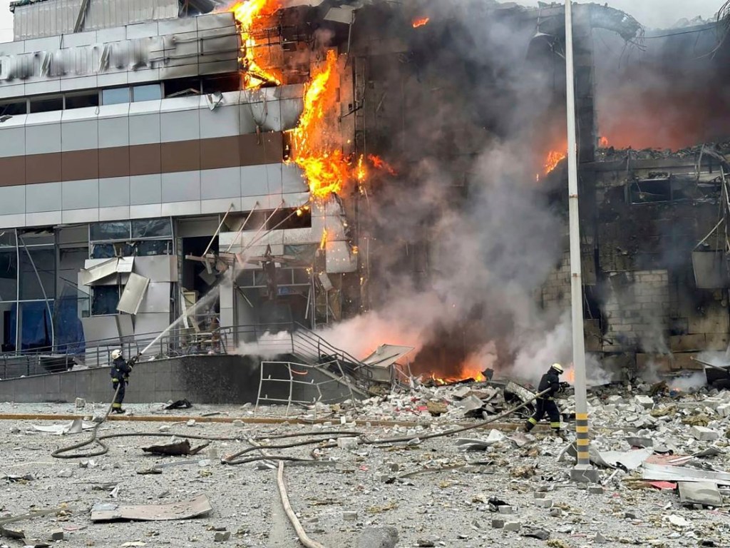 Los bomberos trabajan después de que un edificio resultara dañado tras un ataque ruso en Kyiv el 29 de diciembre de 2023. (Crédito: Servicio de Emergencias de Ucrania/AP)
