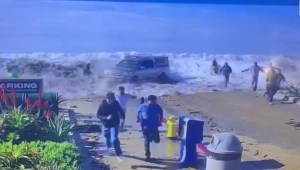 Una docena de personas fueron arrastradas por las olas en California