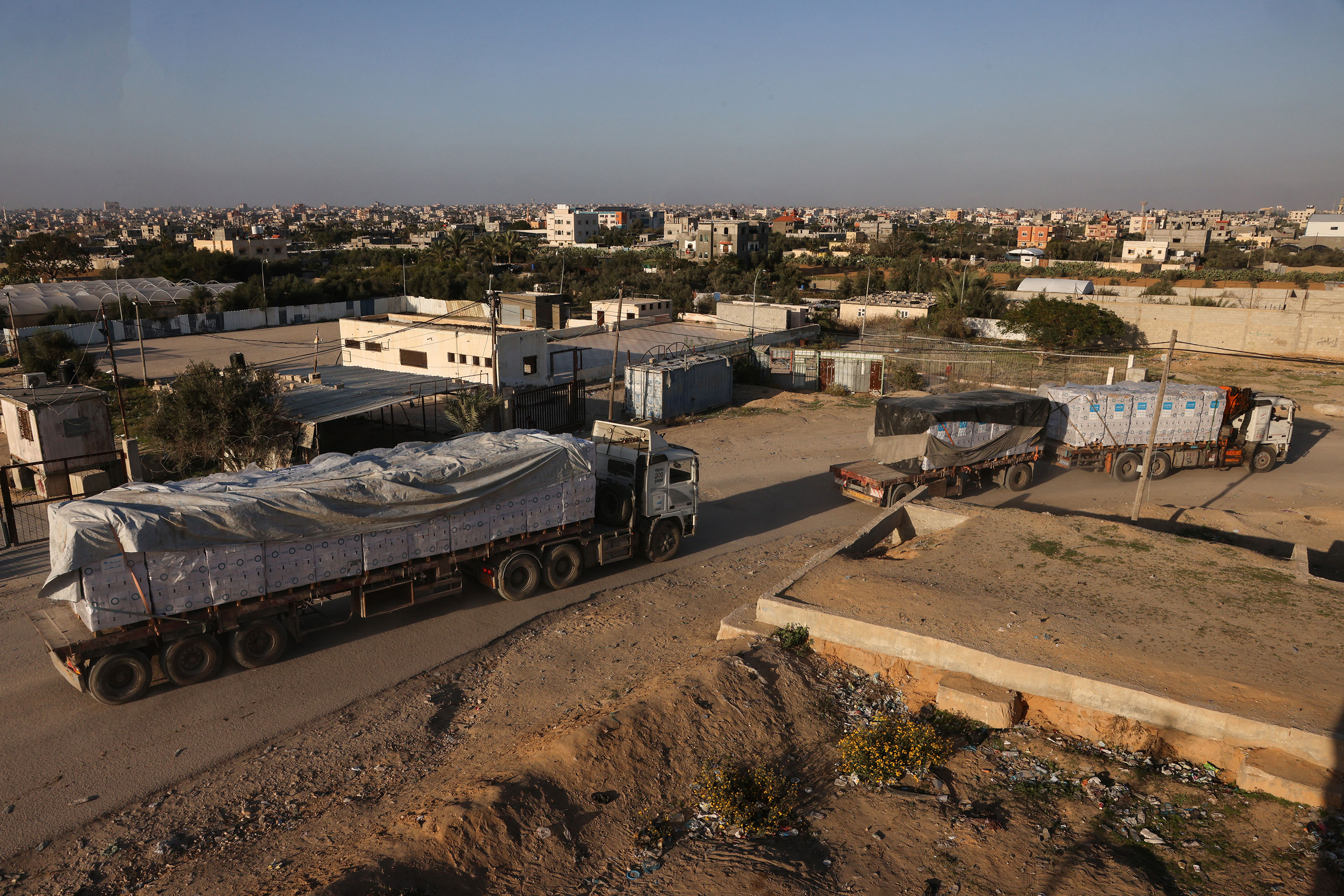 Camiones con ayuda humanitaria ingresan a Gaza desde el cruce de Rafah, el 2 de diciembre de 2023 (Said Khatib/AFP/Getty Images)