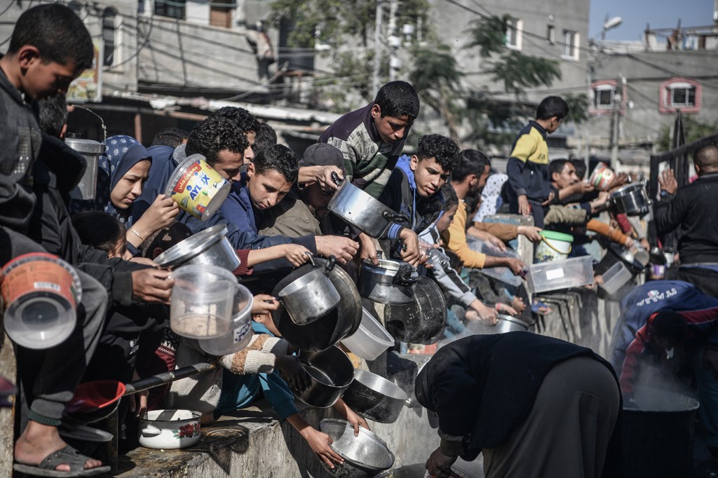 Palestinos reciben alimentos y ayuda humanitaria en Rafah, Gaza, el 19 de diciembre. (Crédito: Abed Zagout/Anadolu/Getty Images)