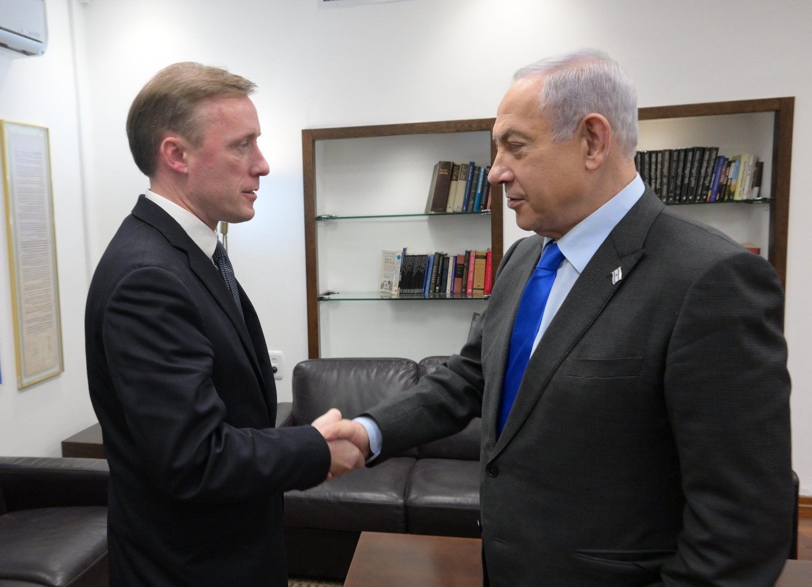 El asesor de seguridad nacional de Estados Unidos, Jake Sullivan (izquierda), se reúne con el primer ministro de Israel, Benjamin Netanyahu, el 14 de diciembre.