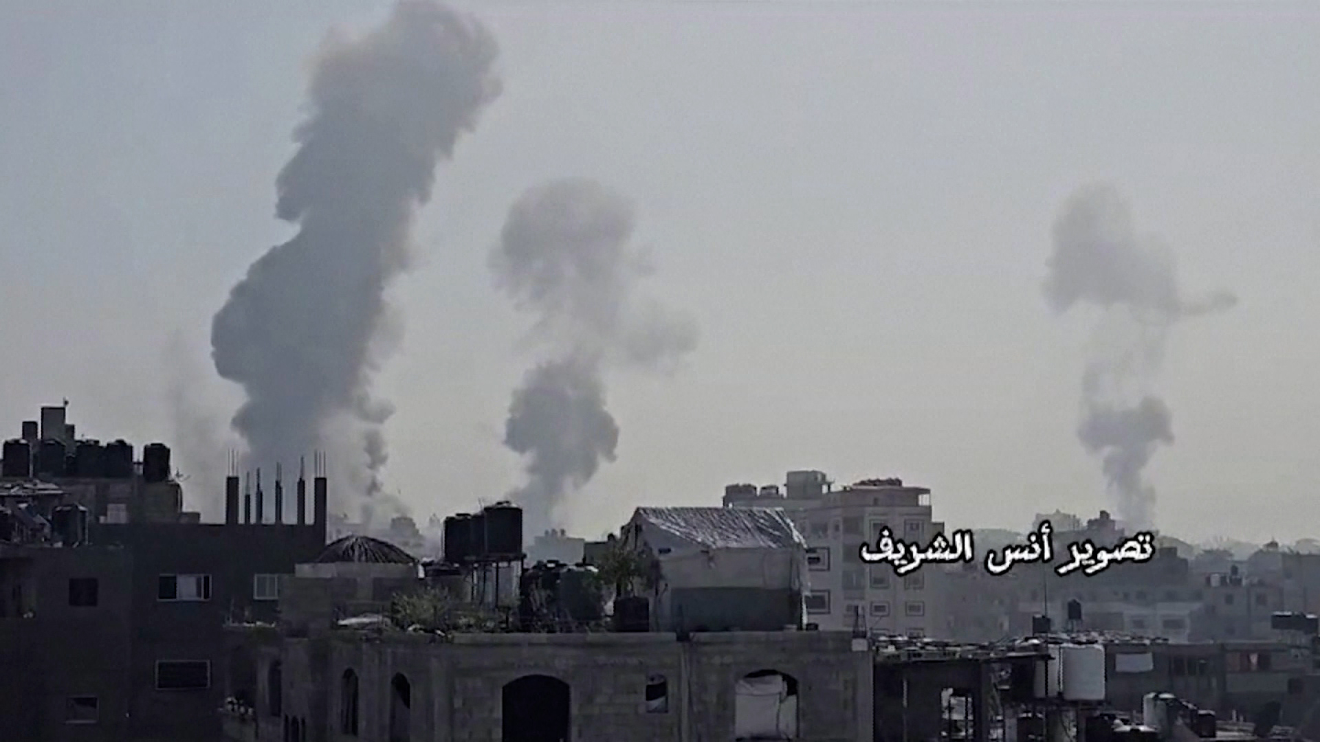 En esta imagen de un video obtenido por Reuters, el humo llena el aire en Jabalia, Gaza, el domingo 3 de diciembre. (Obtenido por Reuters)
