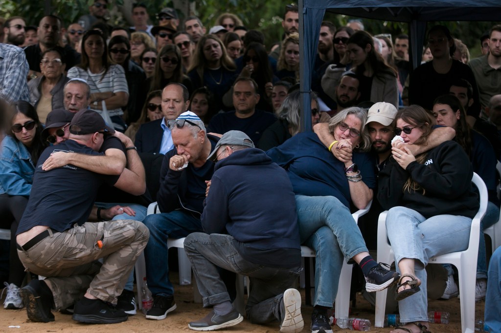 Familiares y amigos lloran durante un funeral de Alon Shamriz el 17 de diciembre de 2023 en Shefayim, Israel. El viernes, las Fuerzas de Defensa de Israel admitieron haber matado accidentalmente a Shamriz y a otros dos rehenes israelíes cautivos de Hamas. (Crédito: Amir Levy/Getty Images)