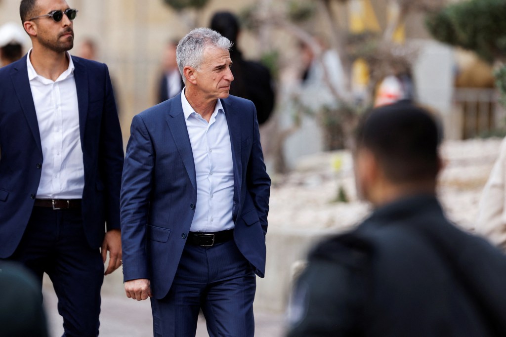 David Barnea asiste a una ceremonia de guardia de honor para el jefe militar entrante de Israel, Herzi Halevi, en el Ministerio de Defensa de Israel en Tel Aviv, Israel, el 16 de enero. (Amir Cohen/Reuters)