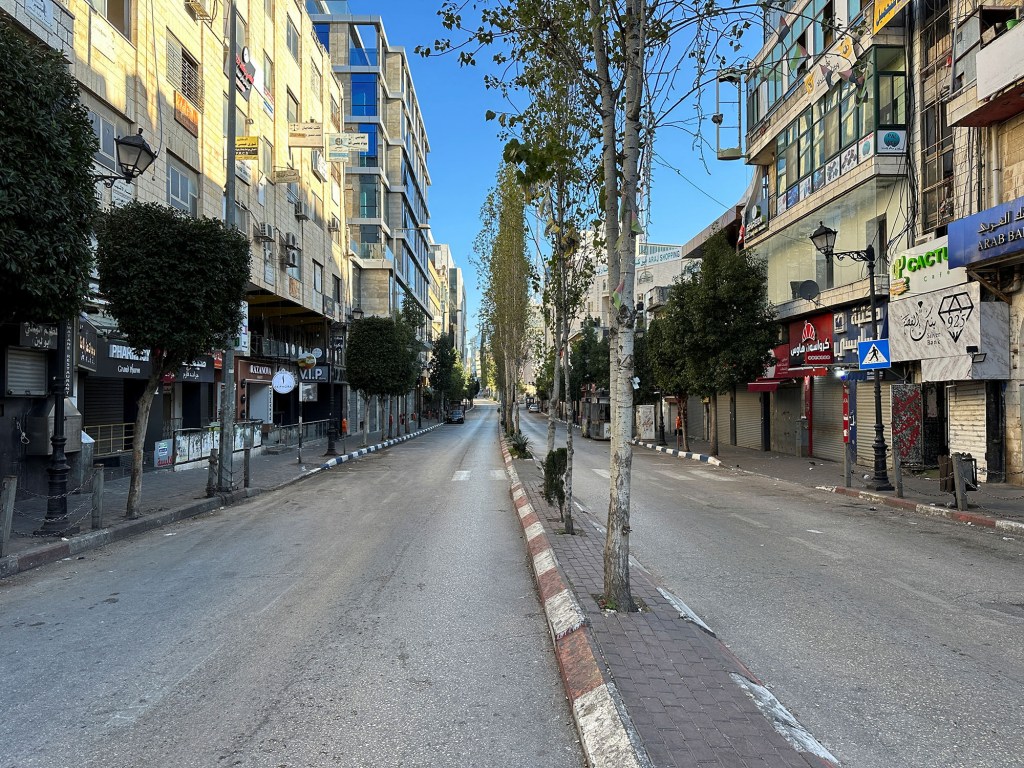 Vista de las calles vacías de Ramala, en la Ribera Occidental ocupada por Israel, durante una huelga general en solidaridad con los palestinos el 11 de diciembre. (Crédito: Ali Sawafta/Reuters)