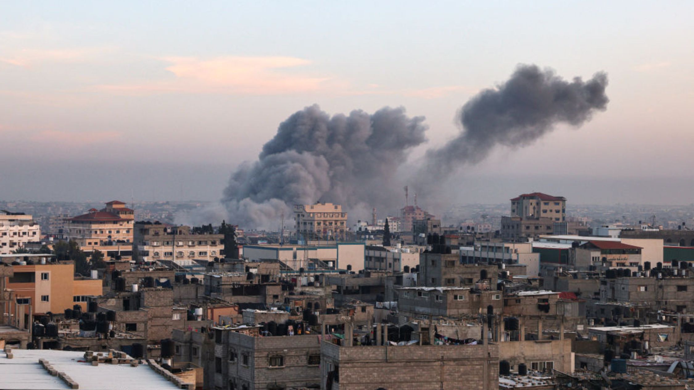 Esta imagen tomada en Rafah, en el sur de Gaza, muestra el humo que se eleva tras un ataque israelí el 3 de diciembre de 2023, en medio de los continuos combates entre Israel y el grupo militante Hamas. (Crédito: SAID KHATIB/AFP vía Getty Images)