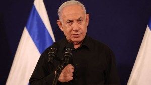 El primer ministro de Israel, Benjamin Netanyahu, habla durante una conferencia de prensa en la base militar de Kirya, en Tel Aviv, el 28 de octubre de 2023, en medio de las batallas en curso entre Israel y el grupo palestino Hamas. (Crédito: ABIR SULTAN/POOL/AFP vía Getty Images)