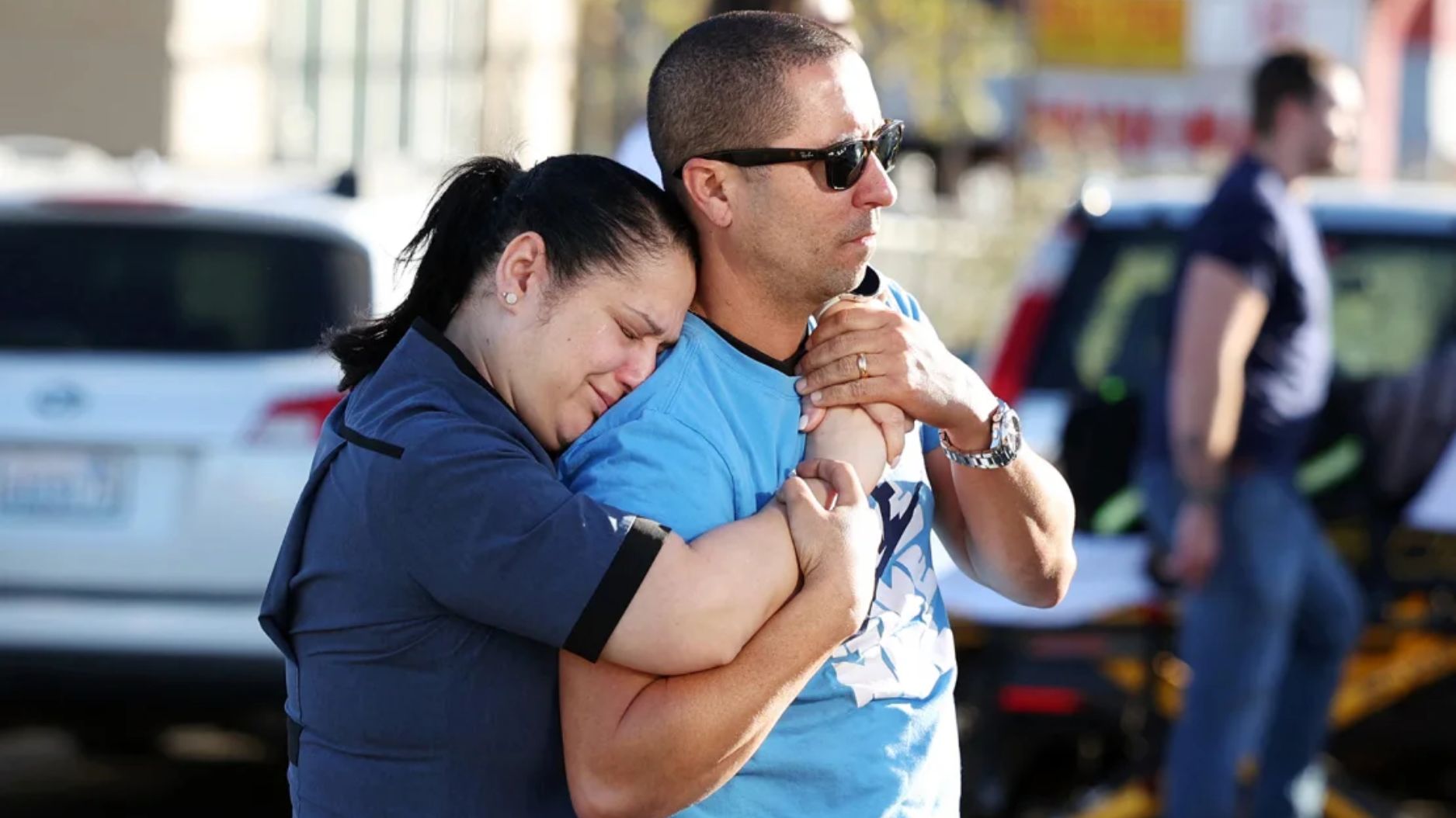 Los padres Mabel Fontanilla y Raúl Villalonga se abrazan después de un tiroteo en el campus de la Universidad de Nevada, Las Vegas, este miércoles. (Crédito: Ronda Churchill/AFP/Getty Images)