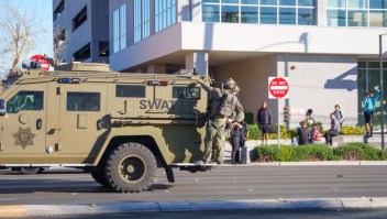 Un vehículo SWAT llega al campus de la UNLV después de un tiroteo el 6 de diciembre de 2023 en Las Vegas, Nevada. (Crédito: Mingson Lau/Getty Images)
