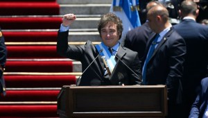 Javier Milei en su primer discurso como presidente de Argentina. (Crédito: LUIS ROBAYO/AFP vía Getty Images)