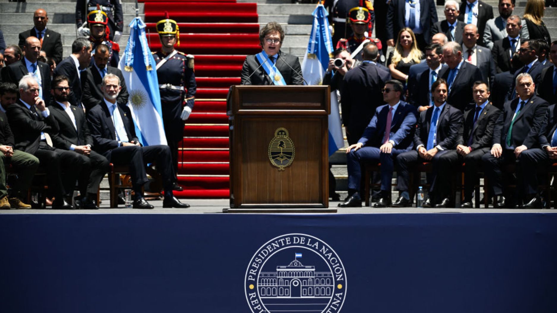 Javier Milei da su primer discurso como mandatario de la Argentina. (Crédito: LUIS ROBAYO/AFP vía Getty Images)