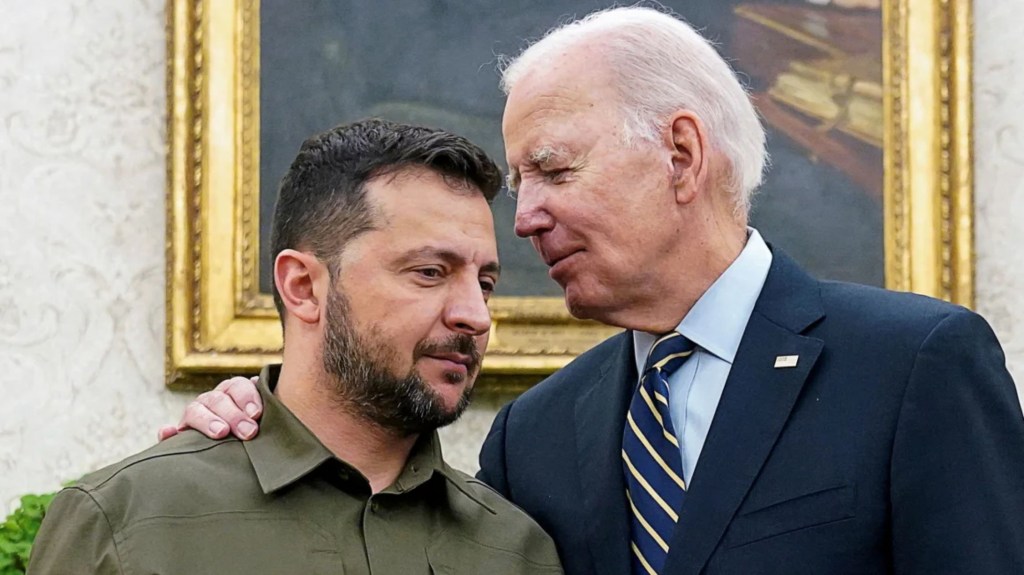 El presidente de Ucrania, Volodymyr Zelensky es abrazado por el presidente de Estados Unidos, Joe Biden, en la Oficina Oval de la Casa Blanca en Washington, el 21 de septiembre de 2023. (Crédito: Kevin Lamarque/Reuters)