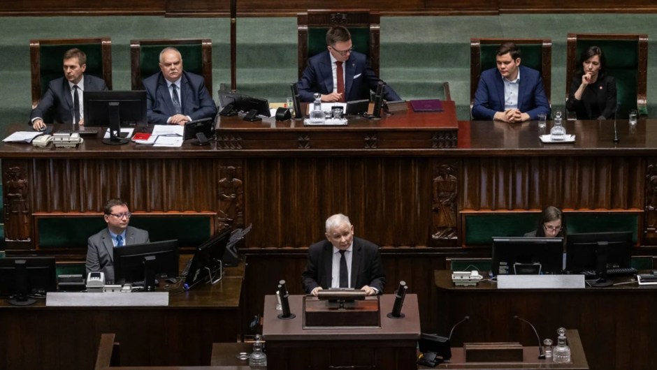 El partido, liderado por Jaroslaw Kaczynski (al centro), no alcanzó la mayoría parlamentaria en las elecciones de octubre. (Crédito: Wojtek Radwanski/AFP/Getty Images)