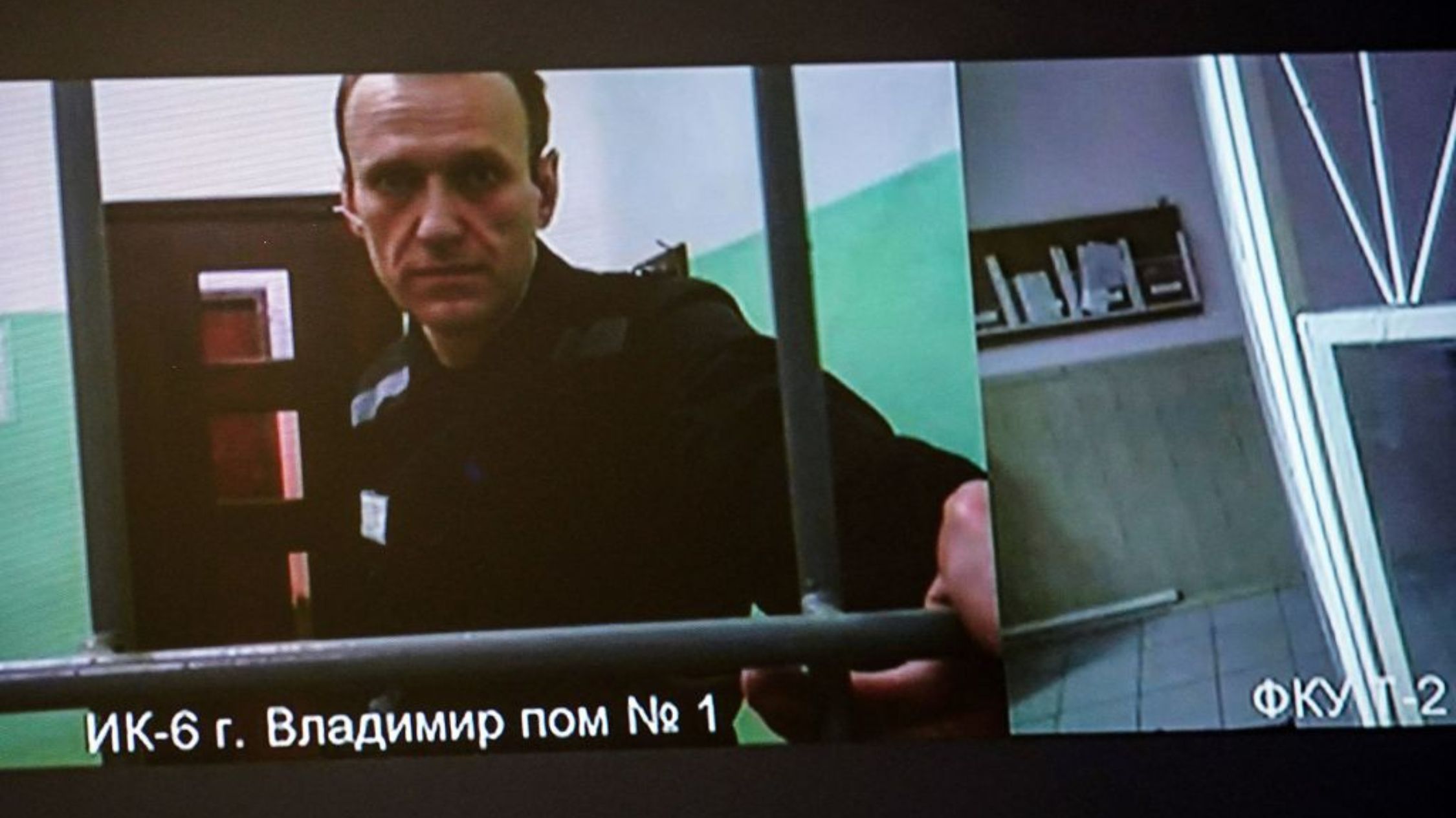 Una pantalla muestra al crítico del Kremlin encarcelado Alexey Navalny cuando llega a una audiencia sobre una apelación presentada contra una decisión judicial que lo encarceló durante 19 años en una prisión de máxima seguridad por cargos relacionados con el extremismo, en un tribunal de Moscú el 26 de septiembre de 2023. (Crédito: TATYANA MAKEYEVA/AFP vía Getty Images)