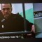 Una pantalla muestra al crítico del Kremlin encarcelado Alexey Navalny cuando llega a una audiencia sobre una apelación presentada contra una decisión judicial que lo encarceló durante 19 años en una prisión de máxima seguridad por cargos relacionados con el extremismo, en un tribunal de Moscú el 26 de septiembre de 2023. (Crédito: TATYANA MAKEYEVA/AFP vía Getty Images)