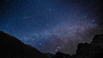 Se ve un meteoro de la Gemínidas cruzando el cielo en la montaña nevada de Yulong, en el suroeste de China, en 2021. Este año, las Gemínidas alcanzarán su punto máximo este jueves. (Crédito: China Nouvelle/SIPA/Shutterstock)