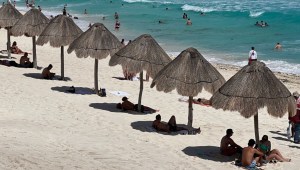 La gente disfruta de un día en Playa Delfines en la zona hotelera de Cancún, Quintana Roo, México, el 8 de noviembre de 2022. (Crédito: DANIEL SLIM/AFP vía Getty Images)