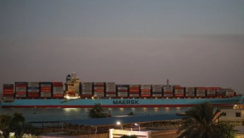 El portacontenedores Sentosa de Maersk navega hacia el sur para salir del canal de Suez en Suez, Egipto, el 21 de diciembre. (Crédito: Stringer/Bloomberg/Getty Images)
