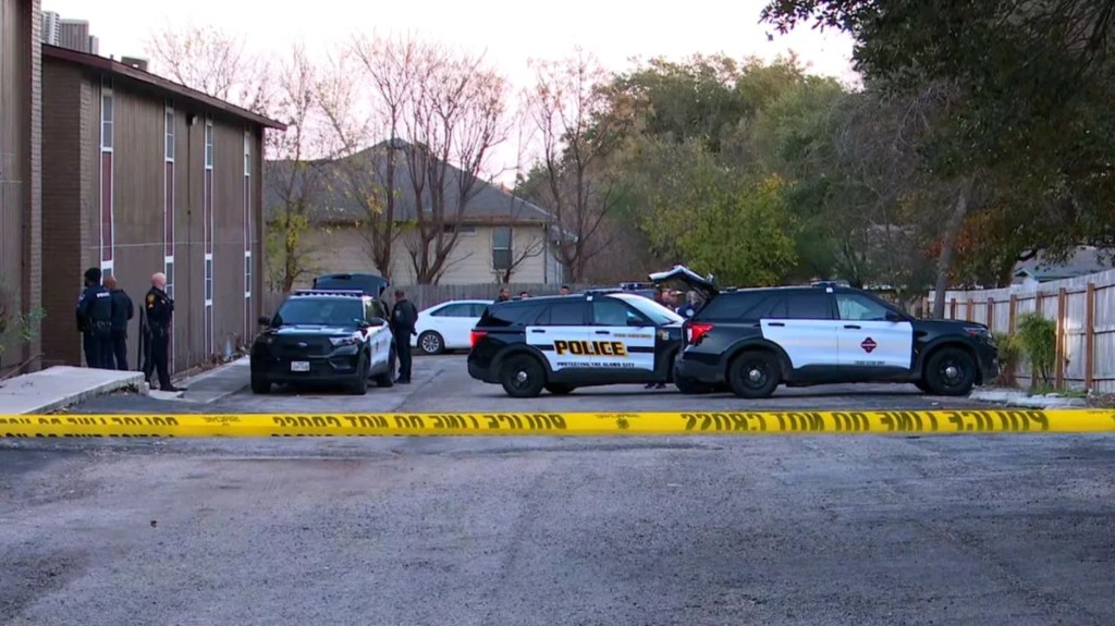 Según la Policía, los cuerpos de una adolescente embarazada y su novio habrían sido encontrados dentro de un automóvil estacionado cerca de un complejo de apartamentos este martes en San Antonio. (Crédito: KSAT)