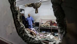 La gente inspecciona los daños en una habitación tras el bombardeo israelí en el hospital Nasser en Khan Younis, en el sur de Gaza, el 17 de diciembre de 2023, en medio de batallas en curso entre Israel y el grupo militante palestino Hamas. (Crédito: STRINGER/AFP vía Getty Images)