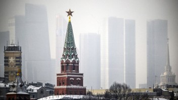 El Centro Internacional de Negocios de Moscú (Moskva City) se alza sobre la torre del Kremlin, en el centro de Moscú, el 7 de diciembre de 2023. (Crédito: ALEXANDER NEMENOV/AFP vía Getty Images)