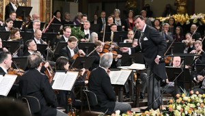 Christian Thielemann dirige la Orquesta Filarmónica de Viena durante la actuación previa del "Concierto de Año Nuevo 2019" en Viena, Austria, 30 de diciembre de 2018. (Hans Punz/AFP/Getty Images)