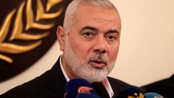 El líder de Hamas, Ismail Haniyeh, ofrece una rueda de prensa durante su visita al Dar al-Fatwa, la máxima autoridad religiosa suní del Líbano, en Beirut, el 22 de junio de 2022. (Foto de Anwar Amro/AFP/Getty Images)