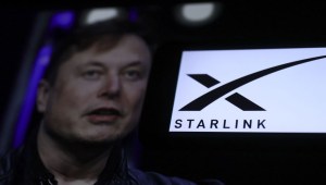 Un logo de Starlink en una pantalla junto a una foto de Elon Musk (Crédito: Ismail Aslandag/Anadolu via Getty Images)
