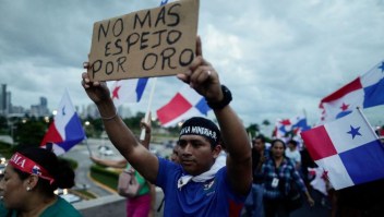 Manifestación contra el contrato del gobierno con minera canadiense First Quantum en la Ciudad de Panamá el 24 de noviembre de 2023. (Crédito: ROBERTO CISNEROS/Roberto CISNEROS/AFP via Getty Images)