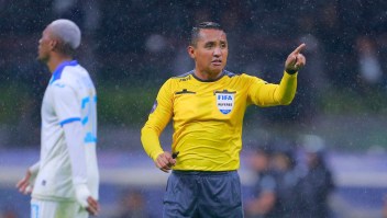 Ivan Barton, el árbitro del partido entre México y Honduras de la liga de la CONCACAF (Mauricio Salas/Jam Media/Getty Images)