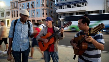 Músicos cubanos tocan un bolero en el malecón de la Havana, el 4 de diciembre de 2023. (Crédito: YAMIL LAGE/AFP via Getty Images)