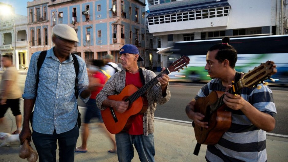 Músicos cubanos tocan un bolero en el malecón de la Havana, el 4 de diciembre de 2023. (Crédito: YAMIL LAGE/AFP via Getty Images)