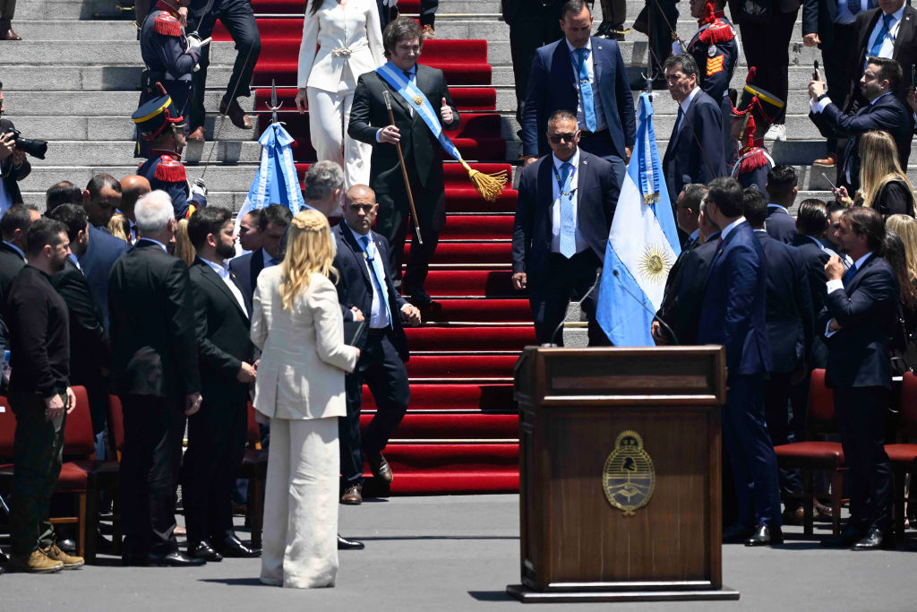 Javier Milei llega a las escalinatas del Congreso, desde donde pronunció su primer discurso como presidente de Argentina. 