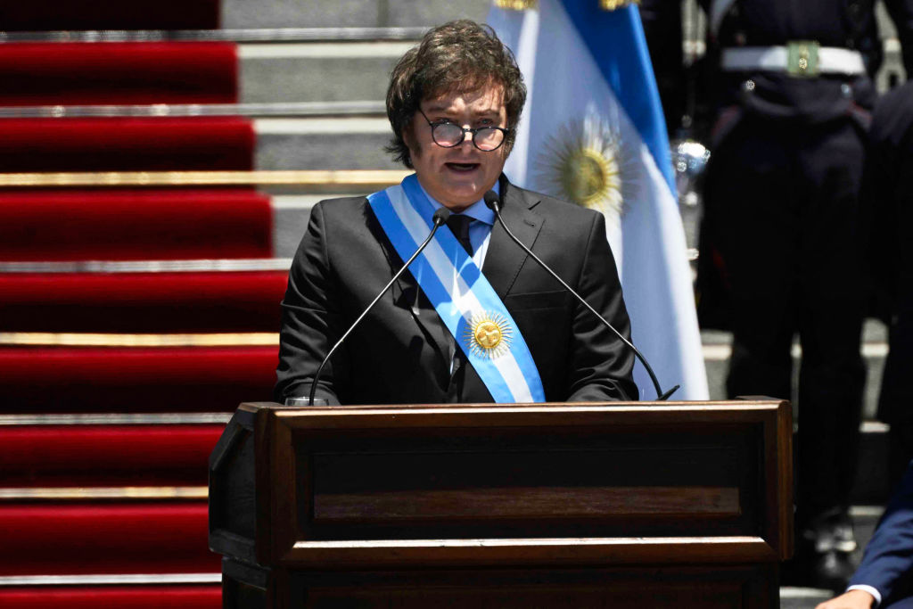 Javier Milei ofrece su primer discurso como presidente de Argentina, desde las escalinatas del Congreso, el 10 de diciembre de 2023 (LUIS ROBAYO/AFP via Getty Images)