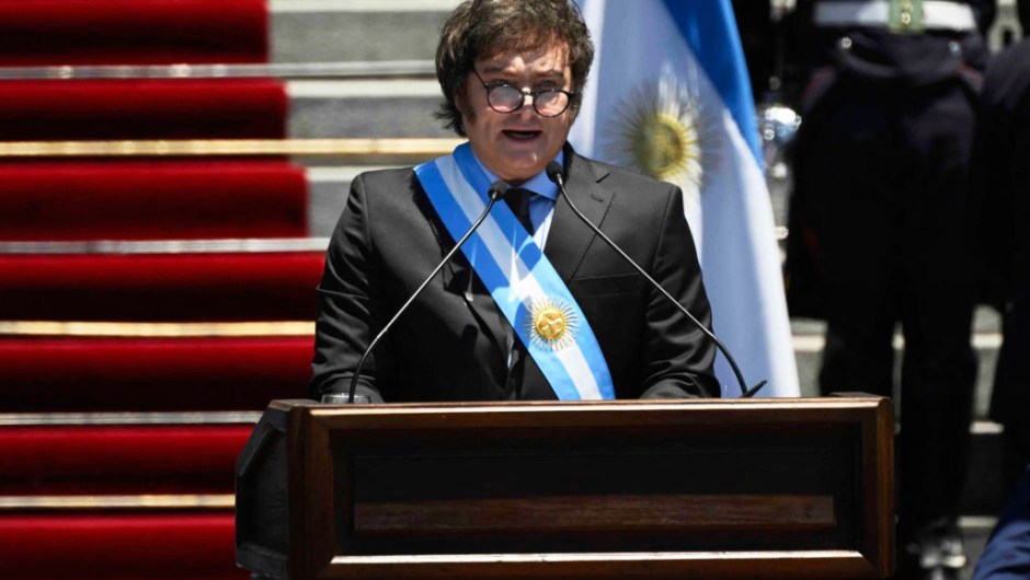 Javier Milei ofrece su primer discurso como presidente de Argentina, desde las escalinatas del Congreso, el 10 de diciembre de 2023 (LUIS ROBAYO/AFP via Getty Images)