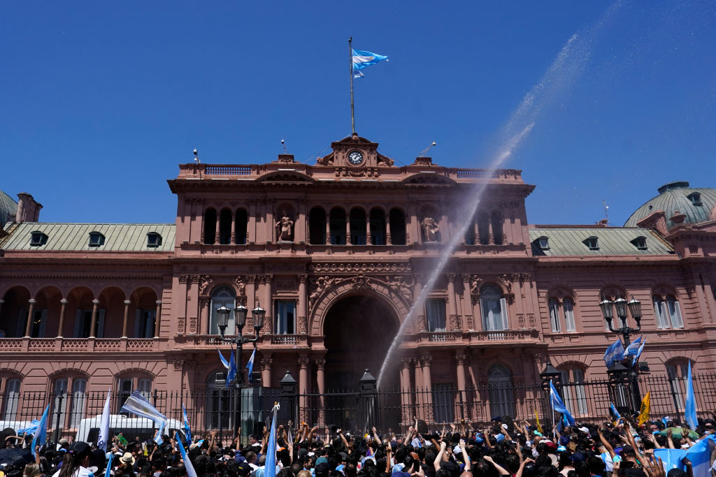 Seguidores de Javier Milei esperan en la Plaza de Mayo las palabras del flamante presidente, el 10 de diciembre de 2023 (GUSTAVO ORTIZ/AFP via Getty Images)