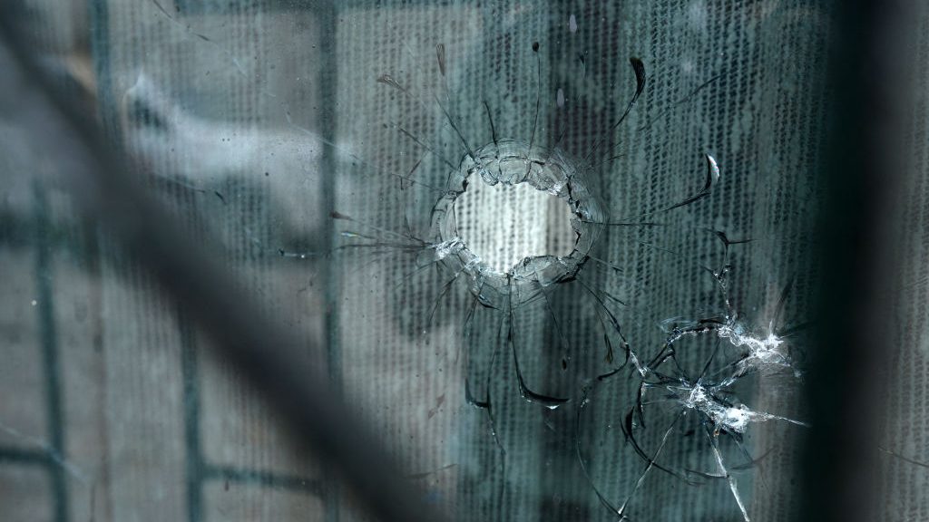 Un agujero de bala en una casa donde cuatro niños fueron asesinados en Guayaquil, Ecuador. (Crédito: GERARDO MENOSCAL/AFP via Getty Images)