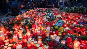 Homenaje a las víctimas del tiroteo en Praga (Crédito: RADEK MICA/AFP via Getty Images)