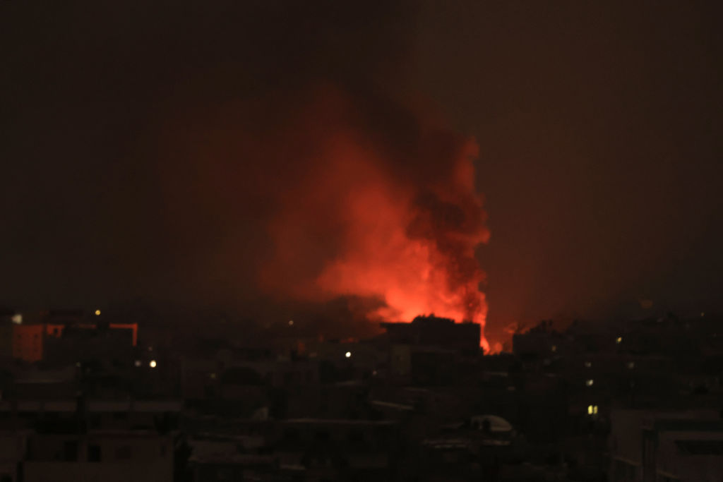 Momentos posteriores a un ataque israelí en Rafah, en el sur de Gaza, a última hora del 27 de diciembre de 2023. (Crédito: Said Khatib/ AFP/ Getty Images)