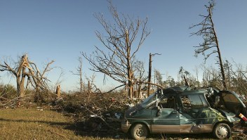 Los árboles, vehículos y casas destruidos permanecen el día después de que un tornado azotó el 17 de noviembre de 2006 en Riegelwood, Carolina del Norte. (Foto: (Photo by Logan Mock-Bunting/Getty Images).