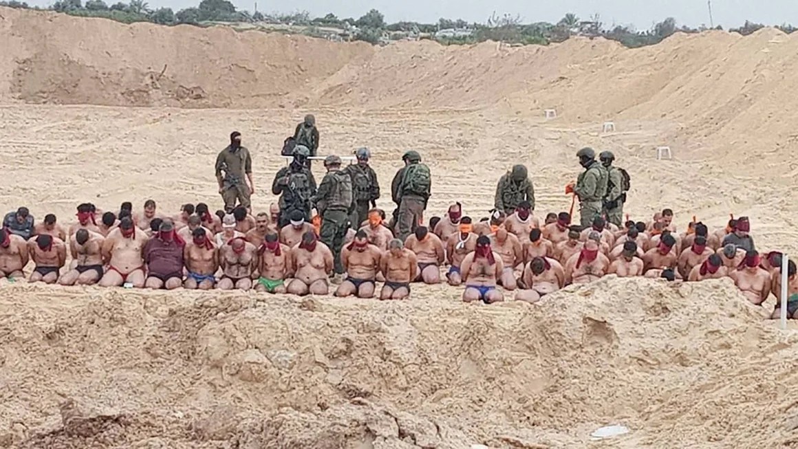 Zdjęcia zrobione w Gazie przedstawiają izraelskich żołnierzy obok kilkudziesięciu zatrzymanych mężczyzn w bieliźnie