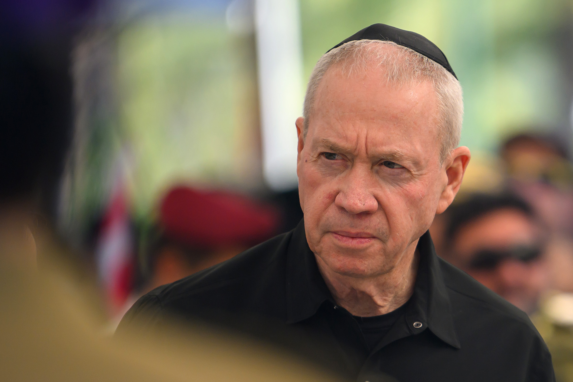 El ministro de Defensa de Israel, Yoav Gallant, asiste al funeral del coronel Asaf Hamami en el cementerio Kiryat Shaul el 4 de diciembre en Tel Aviv, Israel. (Crédito: Alexi J. Rosenfeld/Getty Images)